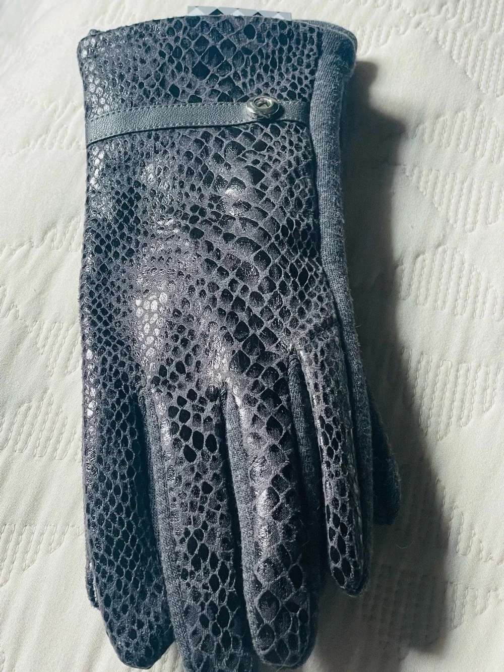 Magnolia&Vine mixed glove set with 2 sets of interchangeable snap sets.